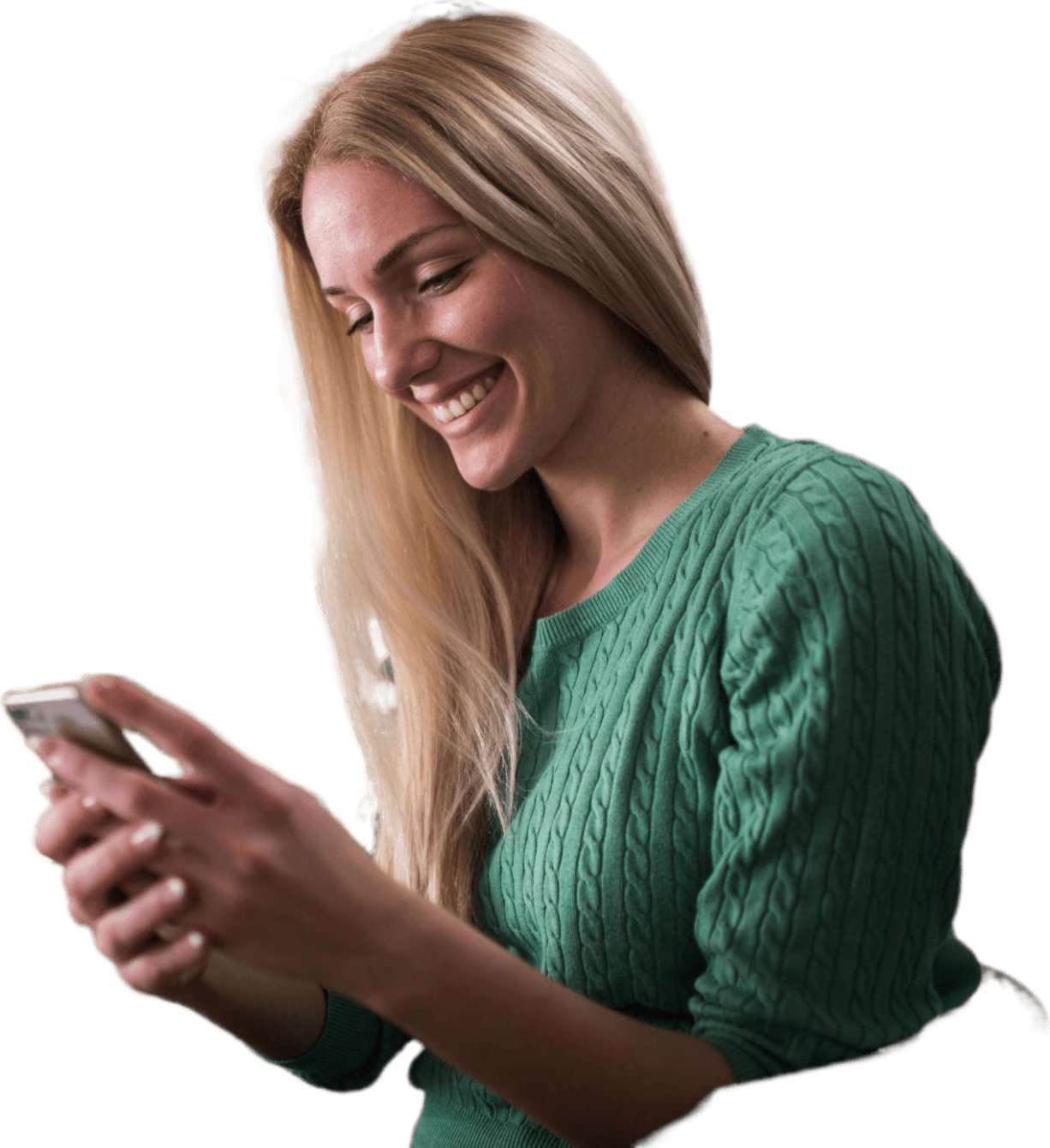 Mosolyogva a telefonját néző nő